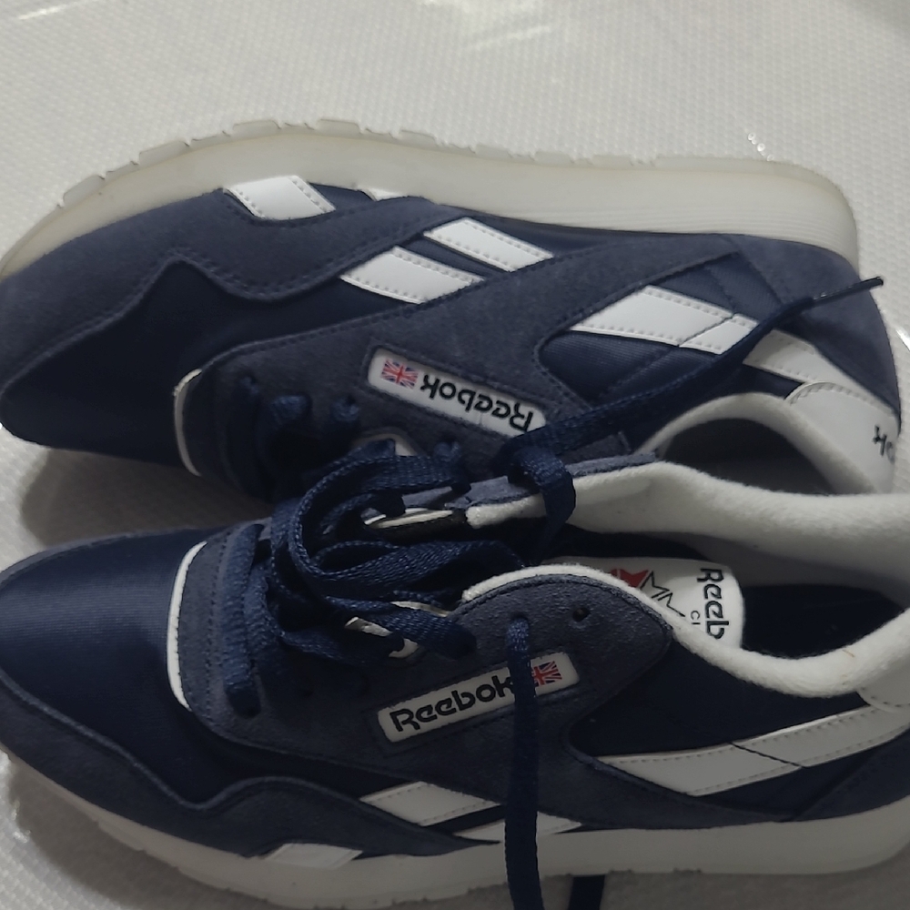 Reebok Men's Dark Blue and White Sneakers, Size 6.5